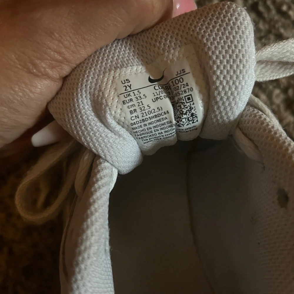 Nike White Air Max Sneakers with Cushioned Comfort